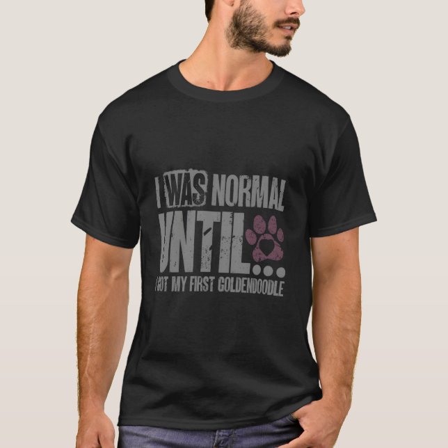 Camiseta I Was Normal Until I Got My First Goldendoodle Own (Frente)