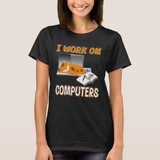 Camiseta I Work On Computers  Cute Cat Information Technolo