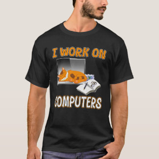 Camiseta I Work On Computers  Cute Cat Information Technolo