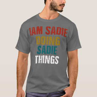 Camiseta IAM Sadie Fazendo Coisas Sadie