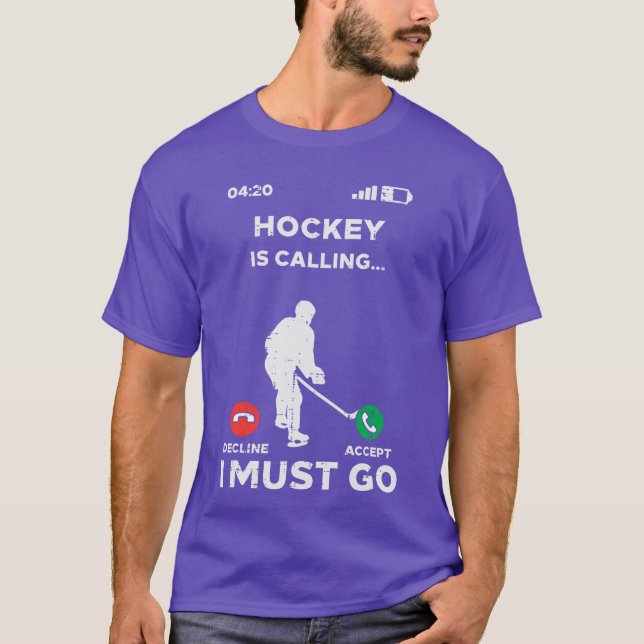 Camiseta Ice Hockey Calling I Must Go Funny Sport Player Go (Frente)