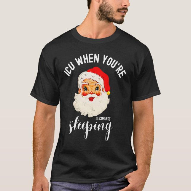 Camiseta ICU When You're Sleeping  ICU Nurse Christmas Sant (Frente)