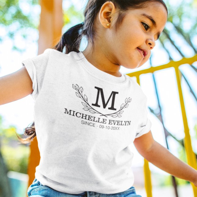 Camiseta Idade do Monograma Personalizado de Nome Preto e B (Criador carregado)