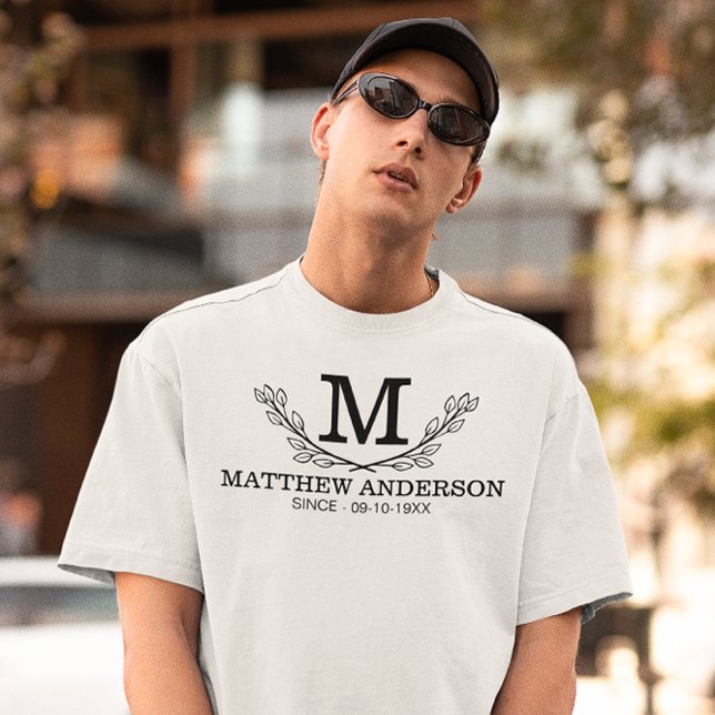 Camiseta Idade do Monograma Personalizado de Nome Preto e B (Criador carregado)