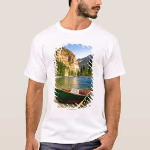 Camiseta IDAHO, barco de pesca em um Sandy Beach no