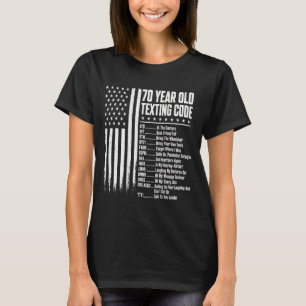 Camiseta Idoso de 70 anos digitando código no celular