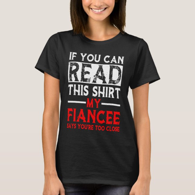 Camiseta If You Can Read This My Fiancee Says Too Close  Co (Frente)