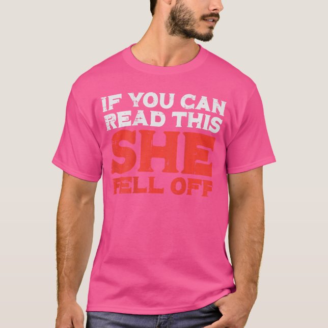Camiseta If You Can Readhis She Fell Off Funny Biker Motorc (Frente)