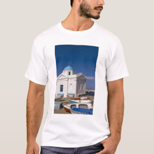 Camiseta Igreja Branca na praia perto do Mar Egeu, em