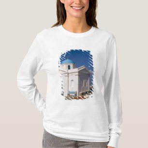 Camiseta Igreja branca na praia perto do Mar Egeu em