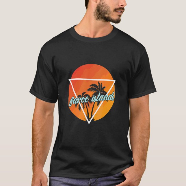 Camiseta Ilhas Faroé Triângulo em Forma de Sol Com Palmeira (Frente)