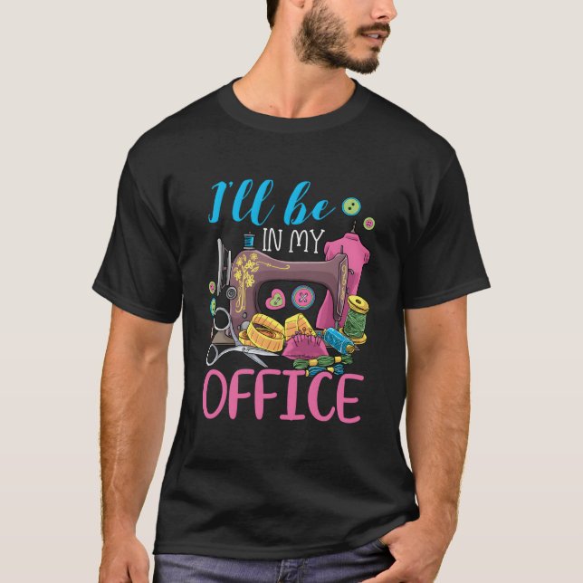 Camiseta I'Ll Be In My Office Sewing Machine (Frente)
