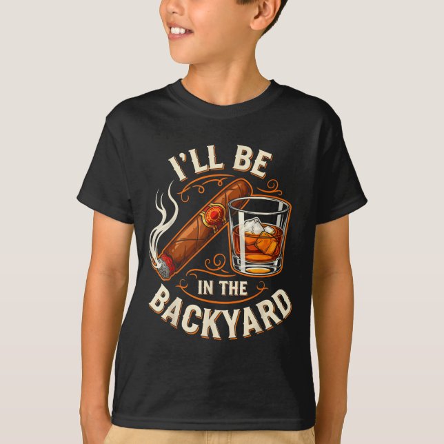 Camiseta I'll Be In The Backyard Funny Cigar And Bourbon Lo (Frente)