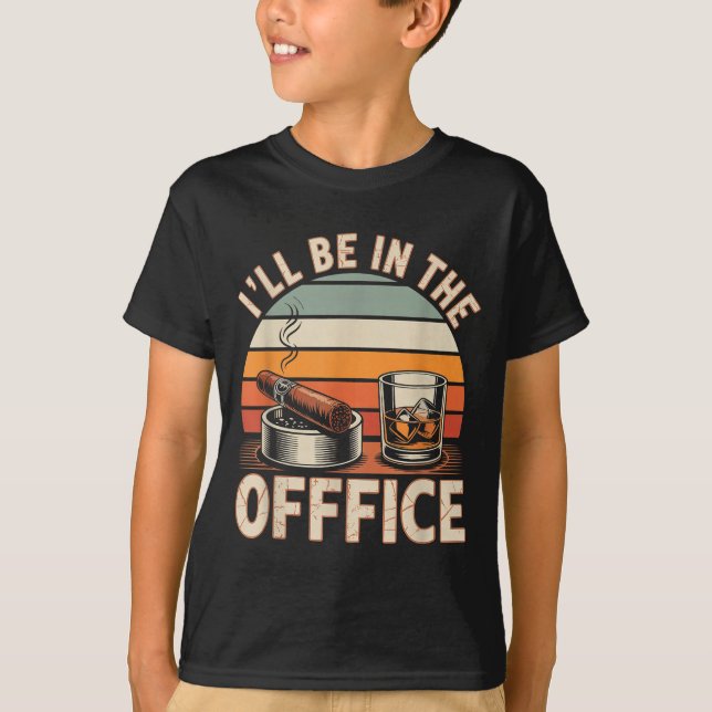 Camiseta I'll Be In The Office Cigar - Bourbon Whiskey Dad  (Frente)