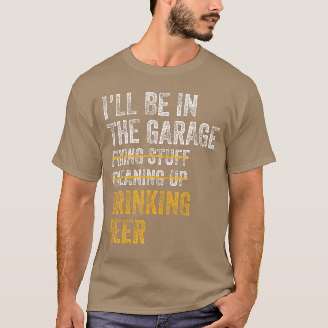 Camiseta Ill Be Inhe Garage Fiing Stuff Cleaning Up Drinkin (Frente)