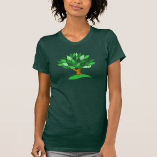 Camiseta Ilustração de Árvore com Padrão de Folhas Verdes.