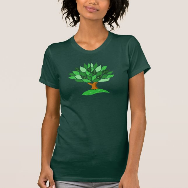 Camiseta Ilustração de Árvore com Padrão de Folhas Verdes. (Frente)