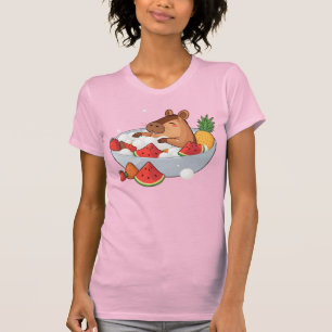 Camiseta Ilustração de Capivara Fofa em Spa de Frutas no Di