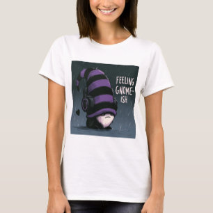 Camiseta Ilustração de Gnome Emo Mal-humorado com Fones de 