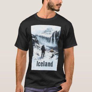 Camiseta Ilustração de Paisagem Islandesa e de um Mochileir