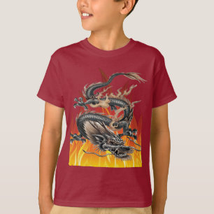 Camiseta Ilustração de Tatuagem de Dragão Chinês Flamejante