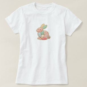 Camiseta Ilustração Encantadora de Coelho em Patchwork