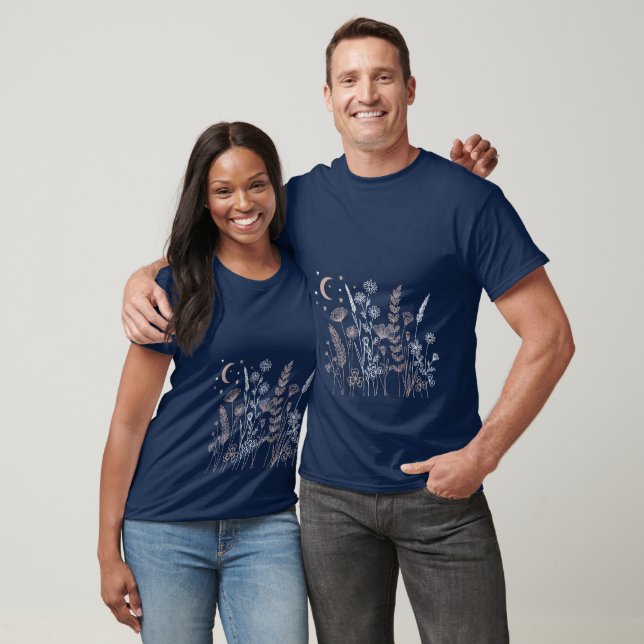 Camiseta Ilustração Floral de Boho Noturna – Lua, Estrelas  (Unissex)