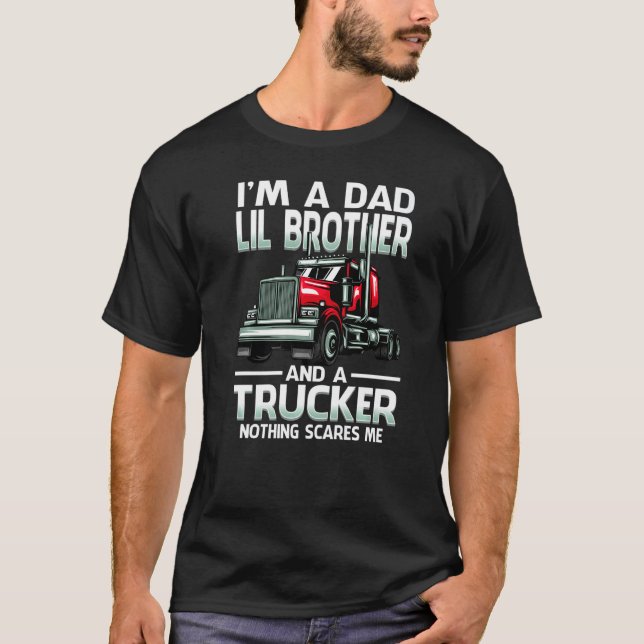 Camiseta I'm A Dad Lil Brother And A Trucker Nothing Scares (Frente)