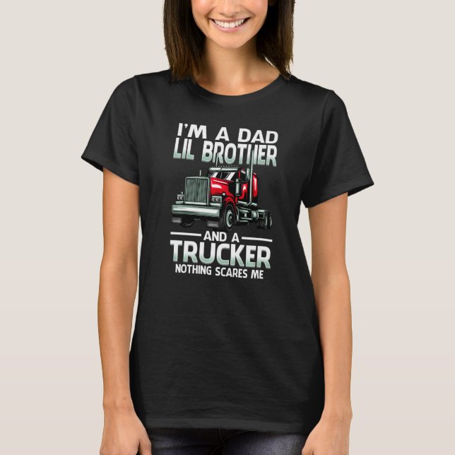 Camiseta I'm A Dad Lil Brother And A Trucker Nothing Scares (Frente)