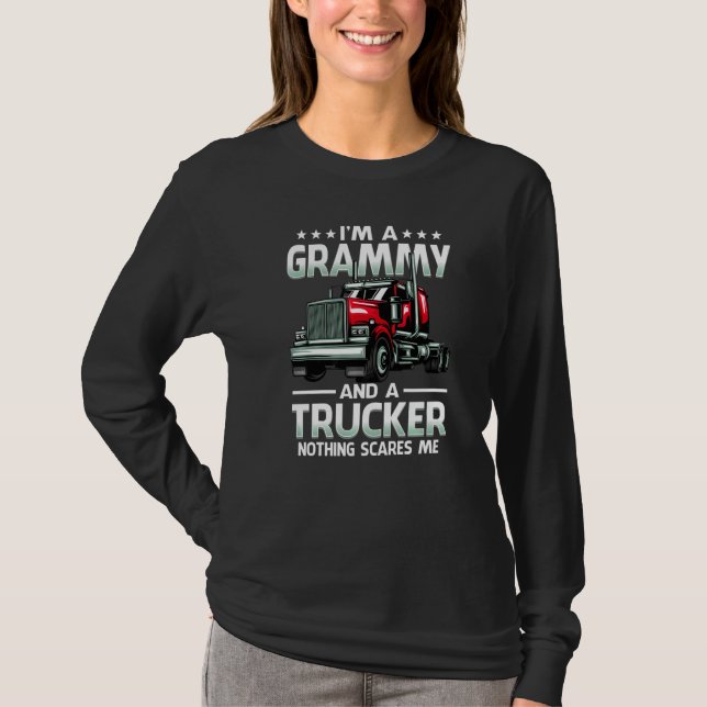 Camiseta I'm A Grammy And Trucker Nothing Scares Me Mother' (Frente)