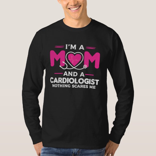 Camiseta I'm A Mom And A Cardiologist Nothing Scares Me Car (Frente)