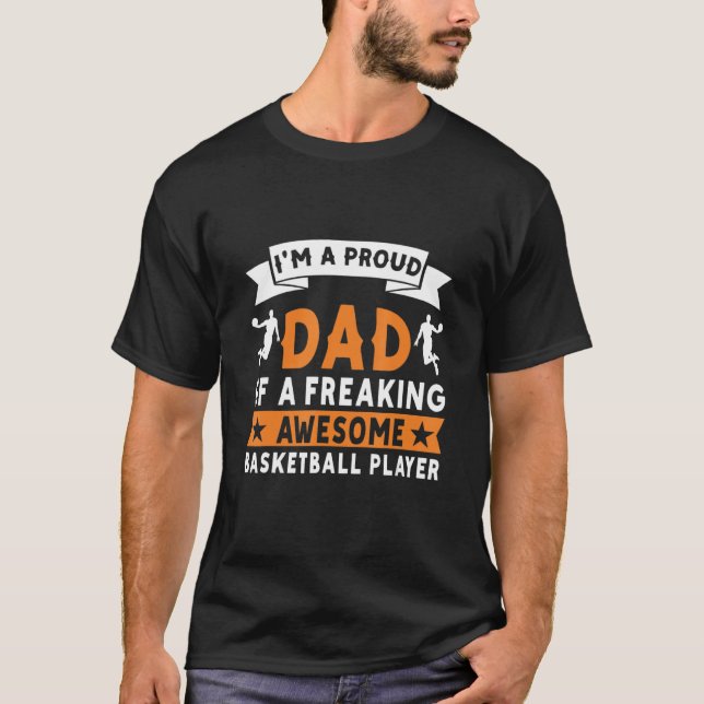 Camiseta Im A Proud Dad Of A Freaking Awsome Basketball Pla (Frente)