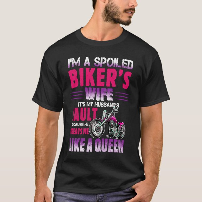 Camiseta I'm A Spoiled Biker's Wife He Treats Me Like A Que (Frente)