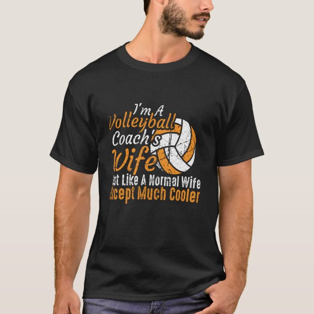 Camiseta I'm A Volleyball Coach's Wife Volleyball Mother's  (Frente)