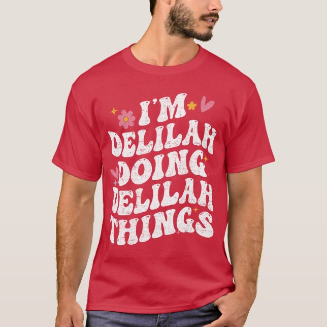 Camiseta Im Delilah Doing Delilahhings Retro Groovy Persona (Frente)