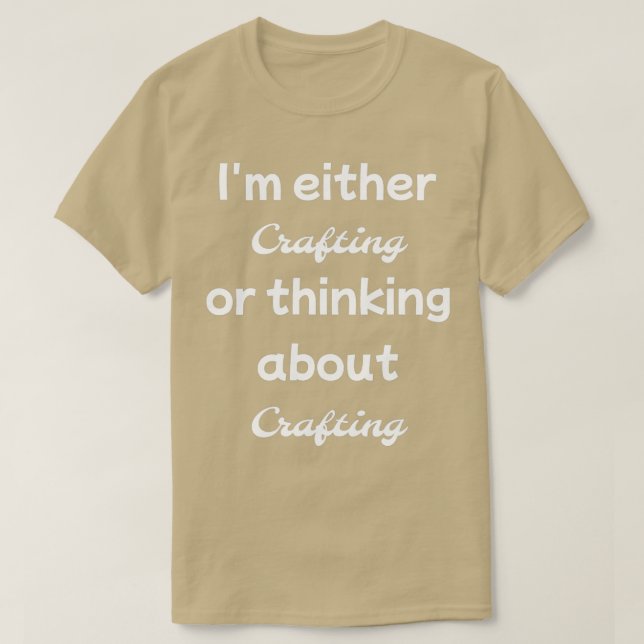 Camiseta Im either crafting or thinking about  (Frente do Design)