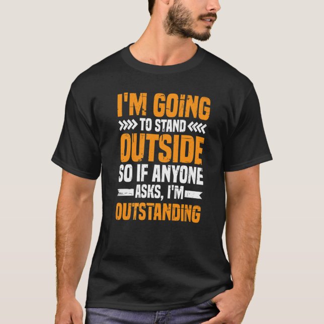 Camiseta I'm Going To Stand Outside If Anyone Asks I'm Outs (Frente)
