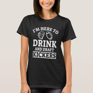 Camiseta I'm Here to Drink and Draft Kickers Funny Fantasy 