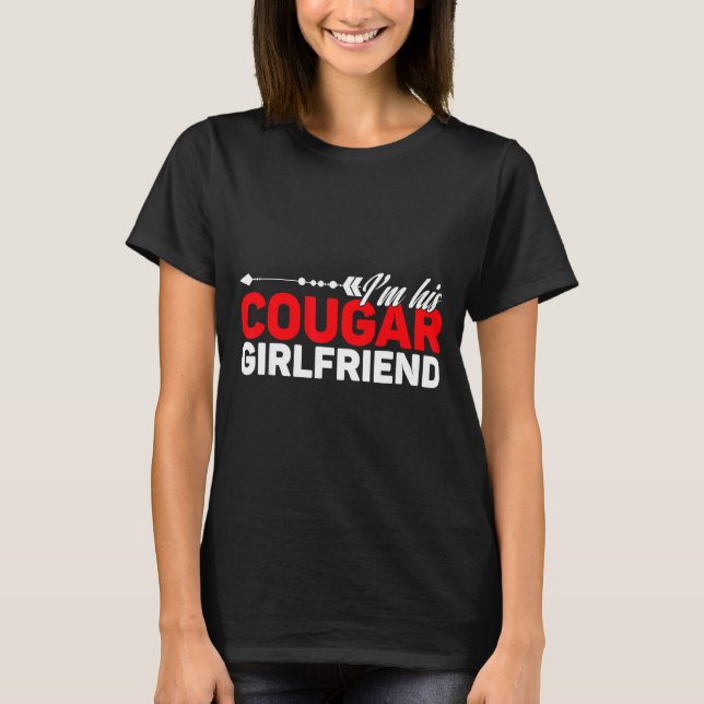 Camiseta I'm His Cougar Girlfriend Funny Matching Couples Q (Frente)