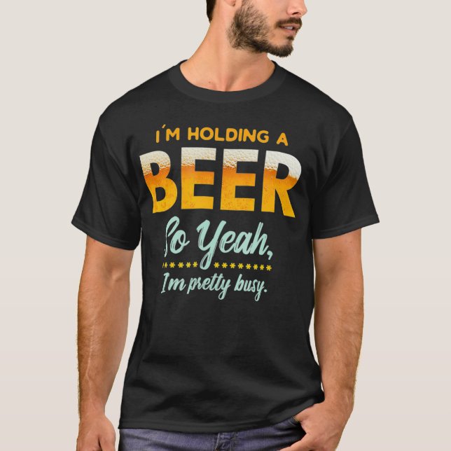 Camiseta Im Holding A Beer So Year Im Busy Funny Drinking (Frente)