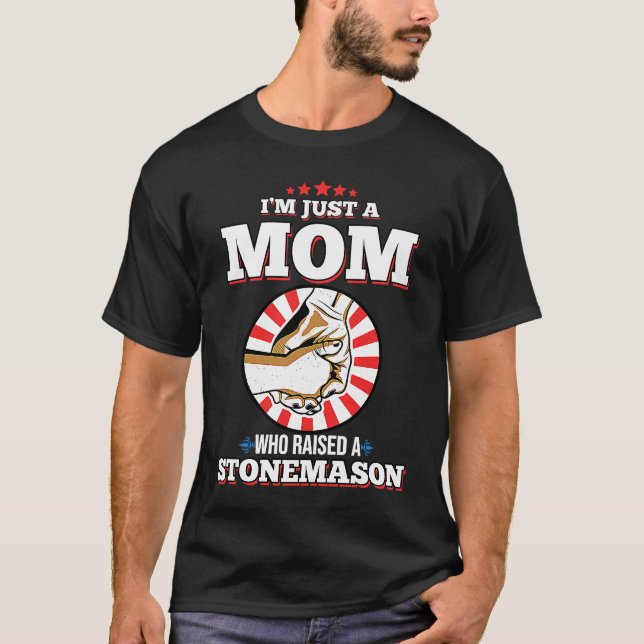 Camiseta I'm Just A Mom Who Raised A STONEMASON  STONEMASON (Frente)