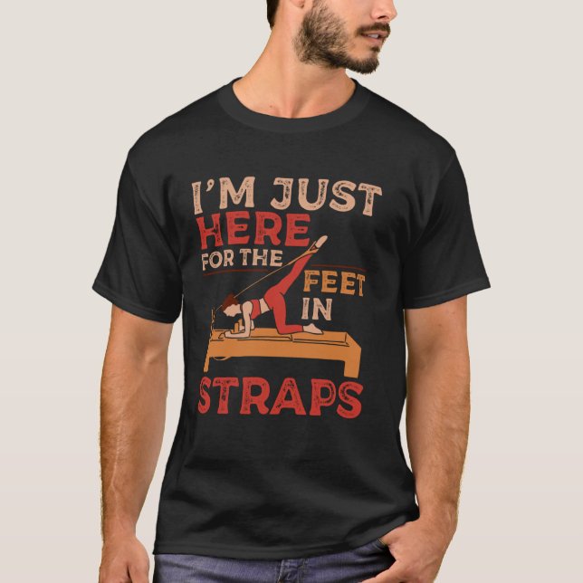 Camiseta I'm Just Here Feet in Straps Pilates Yoga Fitness  (Frente)