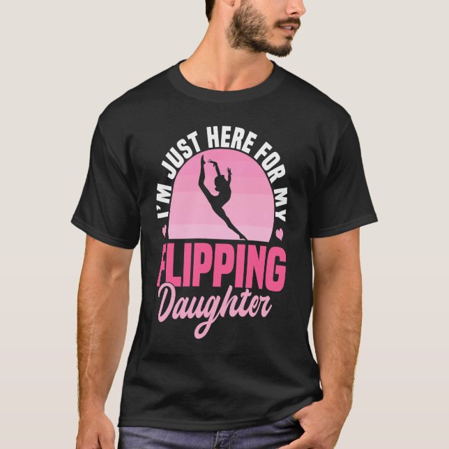 Camiseta I'm Just Here For My Flippin Daughter  Gymnastics  (Frente)