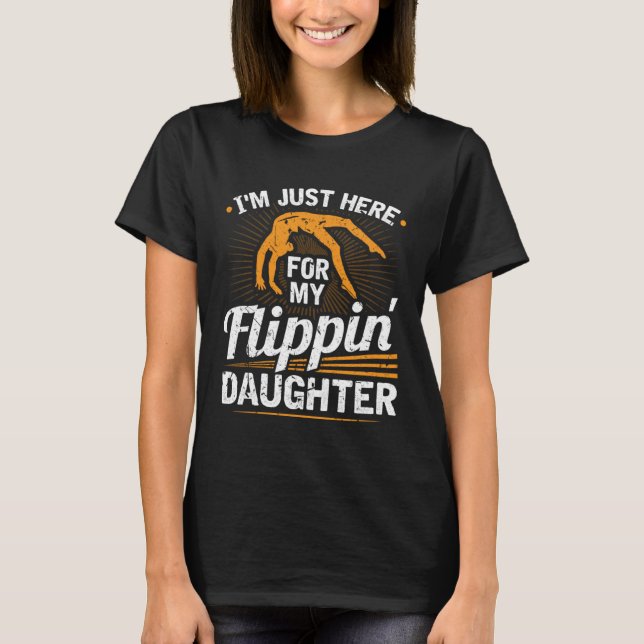 Camiseta Im Just Here For My Flippin Daughter Gymnastics Da (Frente)
