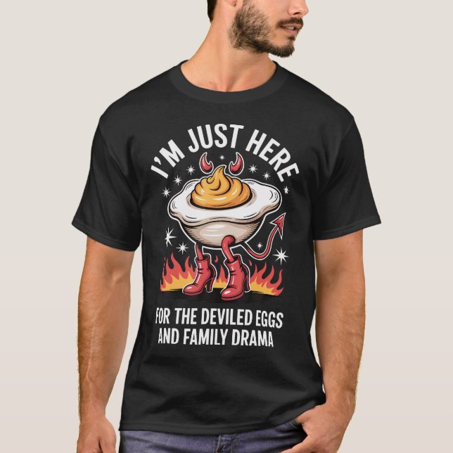 Camiseta I'M Just Here For The Deviled Eggs And Family Dram (Frente)