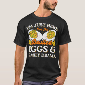 Camiseta I'M Just Here For The Deviled Eggs And Family Dram
