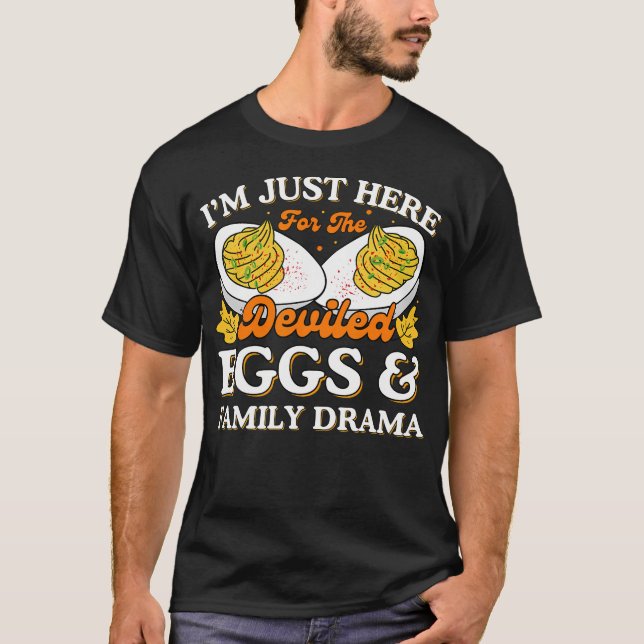 Camiseta I'M Just Here For The Deviled Eggs And Family Dram (Frente)