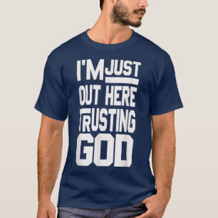 Camiseta Im Just Out Here Trusting God 