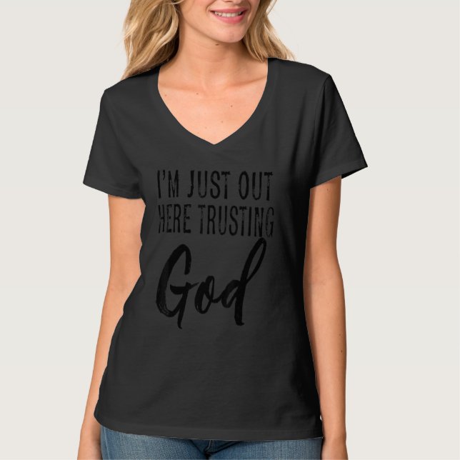 Camiseta I'm Just Out Here Trusting God Christian Catholic  (Frente)