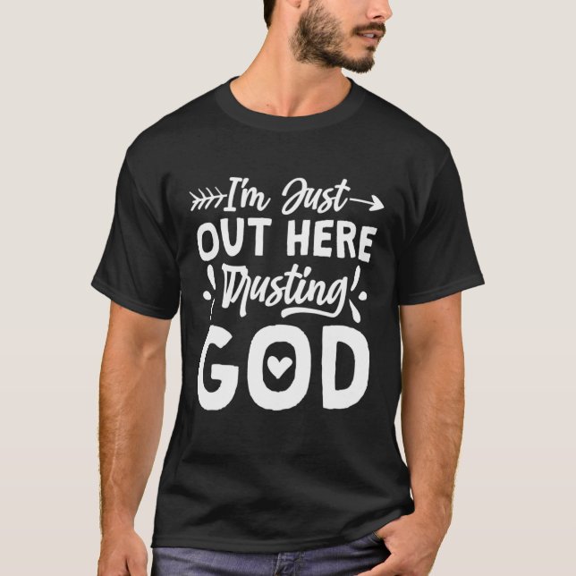 Camiseta I'M Just Out Here Trusting God Religious & Christ  (Frente)